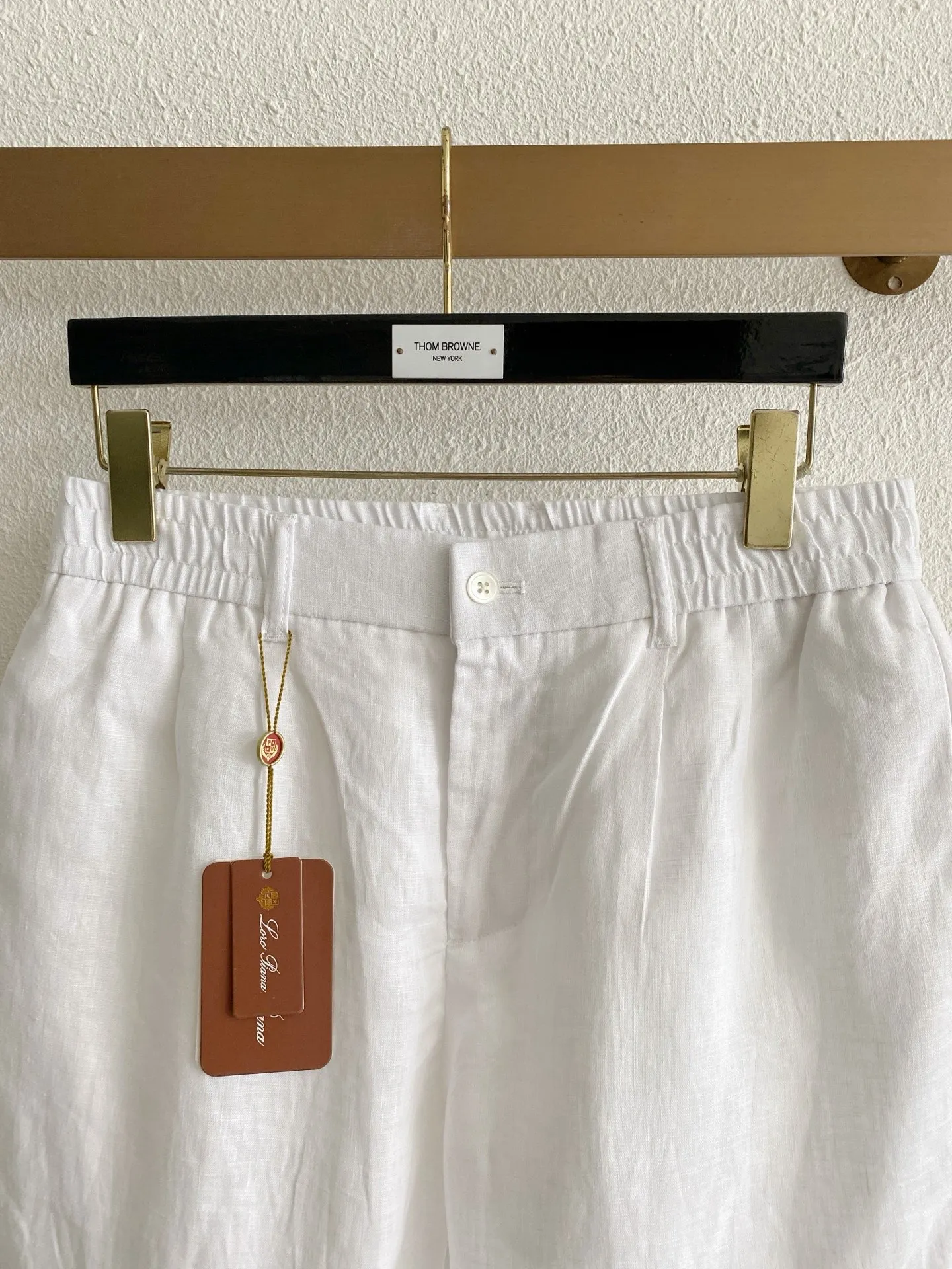 Loro Piana selects natural linen fabrics, which are breathable and sweat-wicking, with a rustic texture, making the upper body light and cool. Loose straight-leg pants with an elasticated waist design, which is highly tolerant to your body shape. Simple, relaxed and casual style, available in multiple colors, suitable for daily life and light commuting, creating a casual and advanced look for men. Sizes:S-4XL